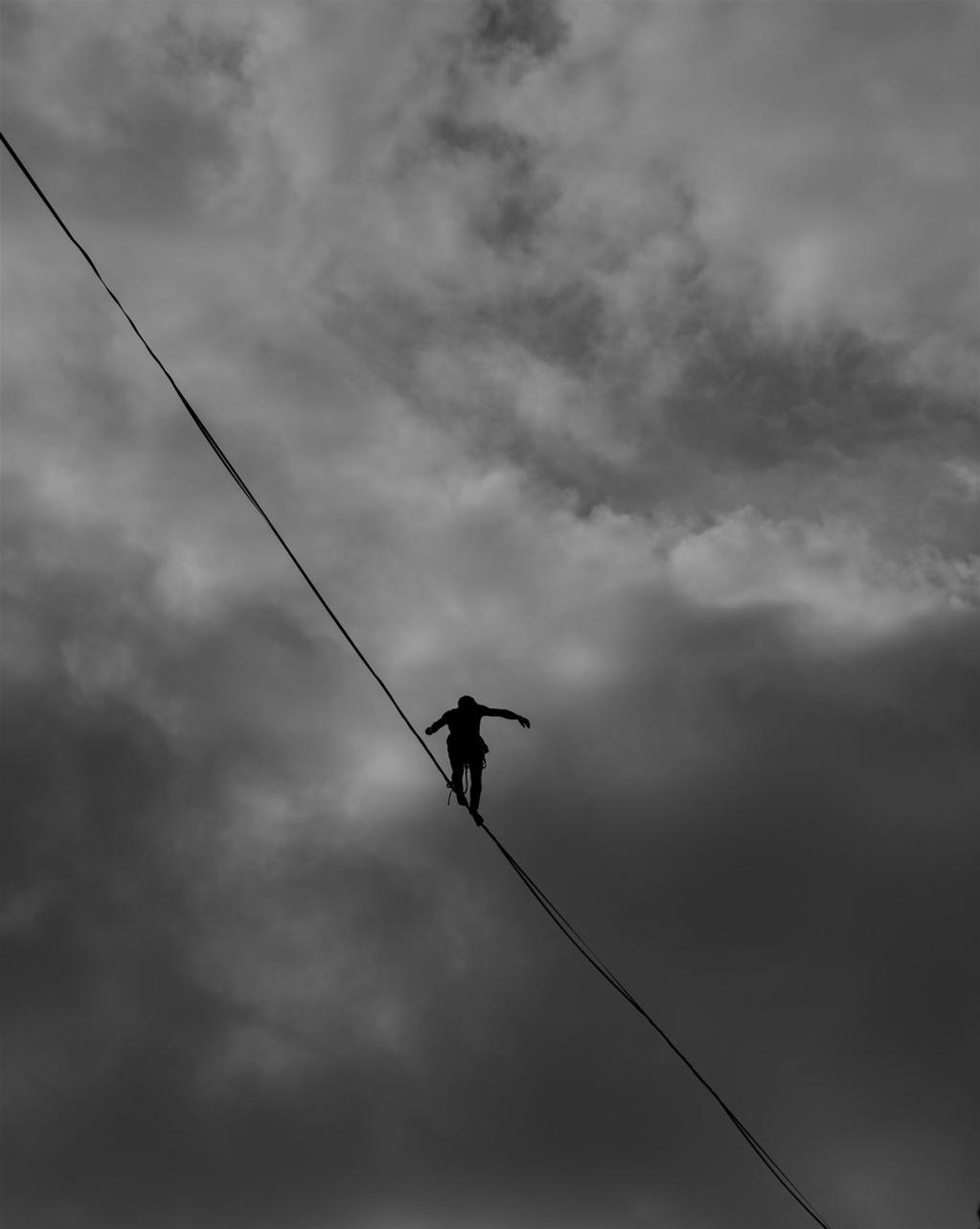 Low Angle Photo Graustufen Von Person Seiltanz Zu Fuß
