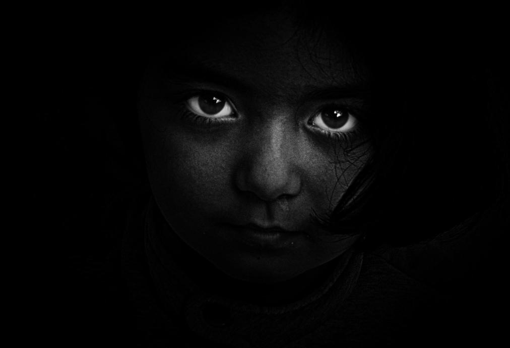 schwarz und weiß, person, dunkel, mädchen, augen, versteckt, porträt, verstecken, düster, geheimnis, schwarz hochformat, blaues auge, schwarz dunkel, augen, augen, augen, augen, augen