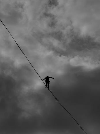 Low Angle Photo Graustufen Von Person Seiltanz Zu Fuß