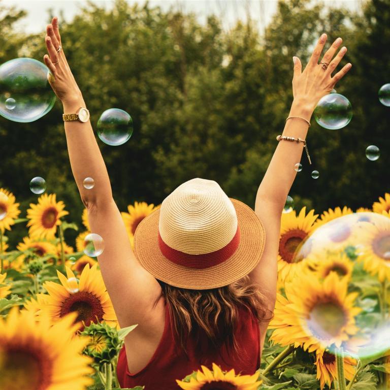 Fotografie Der Frau, Umgeben Von Sonnenblumen