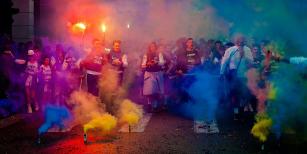 Gruppe Von Menschen Auf Der Straße Mit Verschiedenfarbigen Rauchern