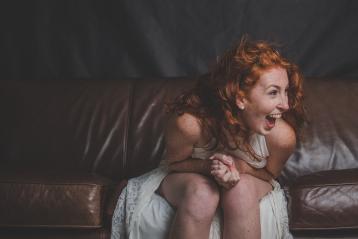 frau, glücklich, lachen, schauspielerin, modell, porträt, attraktiv, rothaarige, ingwer, sitzung, sofa, kaukasisch, glücklich, lachen, lachen, lachen, lachen, lachen
