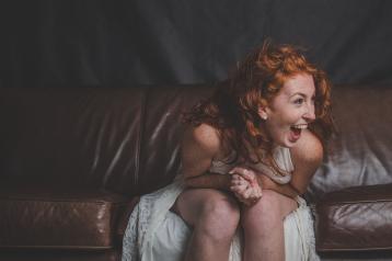 frau, glücklich, lachen, schauspielerin, modell, porträt, attraktiv, rothaarige, ingwer, sitzung, sofa, kaukasisch, glücklich, lachen, lachen, lachen, lachen, lachen
